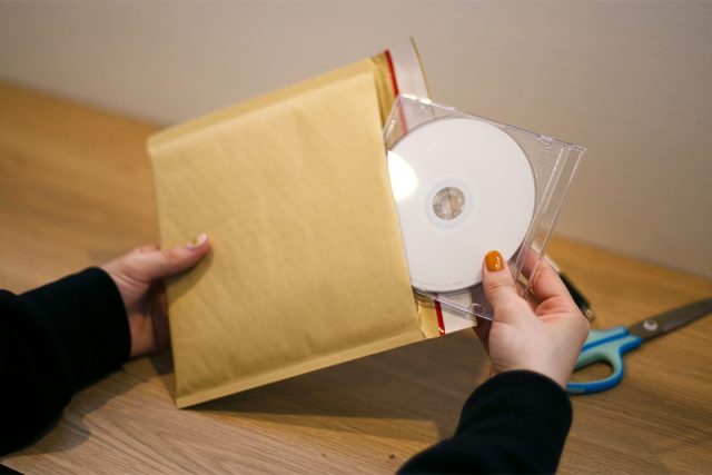 クッション封筒でCDを梱包する写真