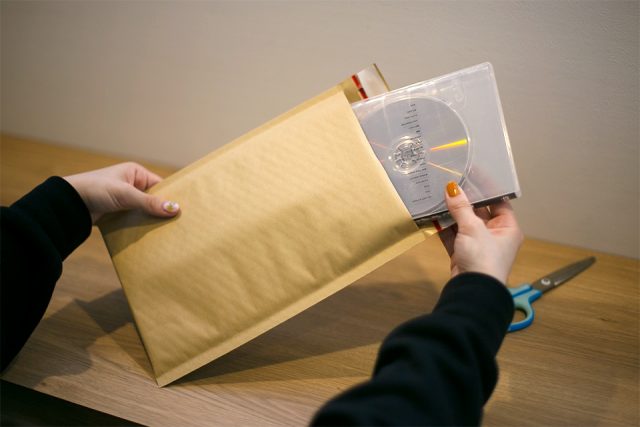 クッション封筒でDVDを梱包する写真